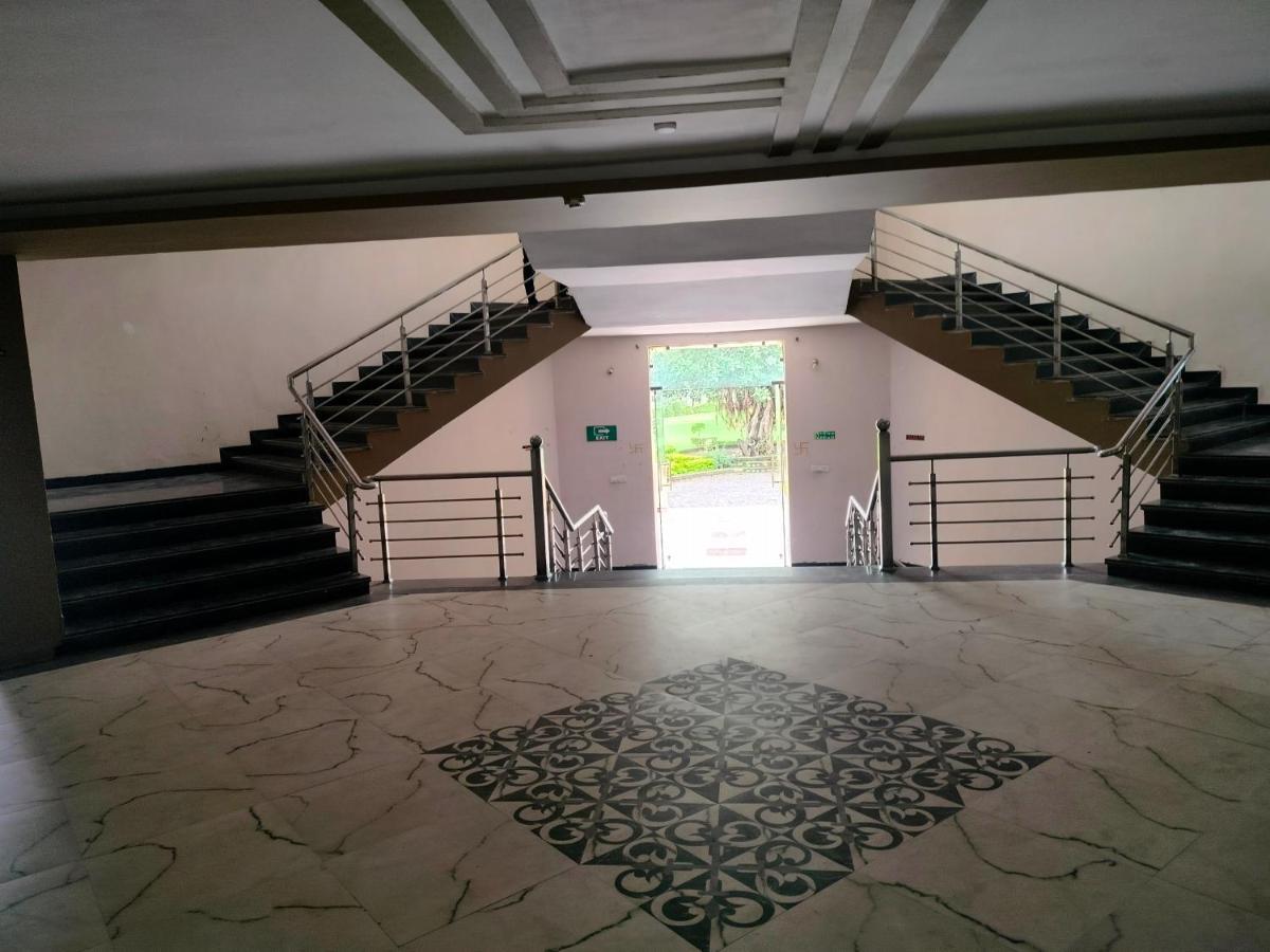 Tgi Jahaj Mahal Resort Mandu Exterior photo
